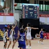 Malaysian basketball players ( in white) and Thai players (in blue) in the match on May 31 at the Da Nang University Sports Centre. (Photo: VNA) 