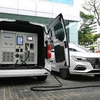 A driver uses mobile charging service for his electrical car. (Photo: straitstimes.com)