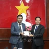 Vice Chairman of the Can Tho city People's Committee Nguyen Thuc Hien (right) and Indian Consul General to Ho Chi Minh City Madan Mohan Sethi. (Photo: VNA)