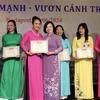 Ambassador Nguyen Thi Bich Thao presents certificates of merit to members of the Vietnamese women's union in Hungary for their contributions to its activities. (Photo: VNA)