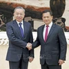 President To Lam (left) and Cambodian Prime Minister Samdech Moha Bovor Thipadei Hun Manet. (Photo: VNA) 
