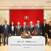 Representatives of the Vietnamese and Singaporean Ministries of Finance at the signing ceremony of the MoU between VNX and SGX. (Photo: VNA)