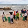 People take part in a clean-up along coast in Phu Quoc city in the Mekong Delta province of Kien Giang. (Photo: VNA)