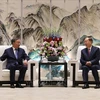 Party General Secretary and State President To Lam (left) has a meeting with Secretary of the Party Committee of Guangdong province Huang Kunming on August 18. (Photo: VNA)