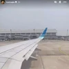 Musician Kunto Aji captures fuel leaking from the wing of a Garuda Indonesia plane as it taxis on the runway at Soekarno-Hatta International Airport, Cengkareng, Tangerang, Banten, on Saturday, August 24. (Instagram @kuntoajiw) 