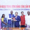 Secretary of the Communist Party of Vietnam (CPV) Central Committee and head of its Commission for External Relations Le Hoai Trung 9 third, fromright) and representatives from the Communist Party of India. (Photo: VNA)