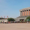 Thousands of people visit Ho Chi Minh Mausoleum in Hanoi on National Day. (Photo: VNA)