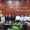 Chairman of the provincial People's Committee Dong Van Thanh ( first, right) is with representatives from Singaporean businesses. (Photo: VNA)