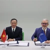 Deputy Chief Justice of the Supreme People's Court of Vietnam Nguyen Tri Tue and Assistant Director General, leading the Intellectual Property and Innovation Ecosystem Sector (IES) at WIPO Marco Alemán sign a MoU for cooperation between the two agencies. (Photo: VNA)