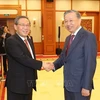 Party General Secretary and State President To Lam (R) welcomes Chinese Premier Li Qiang in Hanoi on October 12. (Photo: VNA)