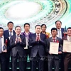 National Assembly Chairman Tran Thanh Man (centre) and outstanding farmers honoured at the ceremony. (Photo: VNA)