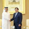 Vietnamese Prime Minister Pham Minh Chinh (R) receives Sheikh Mansour bin Mohammed bin Buti Al Hamed, CEO of Mubadala Energy, in Abu Dhabi on October 29. (Photo: VNA)