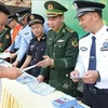 A man accesses legal information at the event at the Huu Nghi International Border Gate. (Photo: VNA)