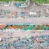 Thousands of monks, Buddhists, and locals gathered at Thatluang Square in the capital to participate in Xaybath, a key offering ritual during Laos’ largest Buddhist festival. (Photo: VNA)