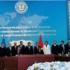 Representatives from Bac Ninh province and East Kazakhstan region sign a memorandum of understanding on establishing a twinning relationship between the two localities. (Photo: VNA)