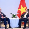 Prime Minister Pham Minh Chinh (R) received General Secretary of the United Left Movement (MIU) Party and Minister of Regional Integration Policies of the Dominican Republic Miguel Mejia in Santo Domingo on November 20. (Photo: VNA)