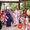 Nguyen Thi Minh Nguyet, spouse of Vietnamese President Luong Cuong, and Desislava Radeva, spouse of Bulgarian President Rumen Radev are welcomed by teachers and students of the Vietnam-Bulgaria Kindergarten in Hai Ba Trung district, Hanoi. (Photo: VNA)