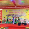 Students of Thach Ha Town 1 Primary School in the central province of Ha Tinh perform Vi-Giam folk songs at a celebration of Vietnamese Teachers' Day (November 20). (Photo: VNA)