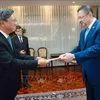 Vietnamese Ambassador to Cuba and Costa Rica Le Quang Long (L) presents his credentials to Costa Rican President Rodrigo Chaves Robles. (Photo: VNA)