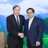 Prime Minister Pham Minh Chinh (right) and David Petraeus, a Partner at the Kohlberg Kravis Roberts (KKR) global investment firm and Chairman of the KKR Global Institute. (Photo: VNA)