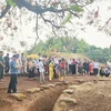 Tourists visit the A1 Hill in the special national relic site of Dien Bien Phu Battlefield (Photo: Saigon Giai Phong Newspaper)