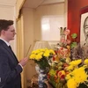 UK researcher Kyril Whittaker offers incense in tribute to late President Ho Chi Minh at the Vietnamese Embassy in London (Photo: VNA)