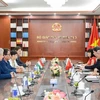 Representatives of the Vietnamese Ministry of Education and Training have a meeting with those from Hungary (Photo: PV/Vietnam+)