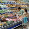 Customers choose foods at Co.opmart Thanh Ha supermarket in Phan Rang-Thap Cham city, Ninh Thuan province. - Illustrative image (Photo: VNA)