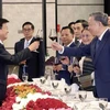 President To Lam (R) and General Secretary of the Lao People's Revolutionary Party and President of Laos Thongloun Sisoulith cheer at a banquet (Photo: VNA)