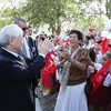 Party General Secretary Nguyen Phu Trong and Cuban people and students at the Ho Chi Minh Monument in Hoa Binh Park, Havana, Cuba on March 28, 2018. (Photo: VNA)