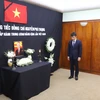 General Secretary of the South African Communist Party (SACP) Solly Mapaila pays his respect for General Secretary of the Communist Party of Vietnam (CPV) Central Committee Nguyen Phu Trong. (Photo: VNA)
