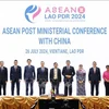 Delegates pose for a group photo at the ASEAN Post Ministerial Meeting with China. (Photo: VNA)