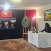 Luciana Santos, Chairman of PCdoB and Minister of Science, Technology, and Innovation signs the condolence book at the Vietnamese Embassy in Brazil (Photo: VNA)