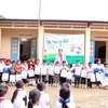 Miss World Vietnam 2019 Luong Thuy Linh presents gifts to pupils of the Ca Thanh Elementary School. (Photo: Luong Thuy Linh Facebook)