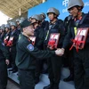 Deputy Minister of Public Security Nguyen Ngoc Lam presents gifts to forces participating in the exercise. (Photo: bocongan.gov.vn)