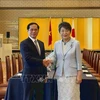 Minister of Foreign Affairs Bui Thanh Son (L) shakes hands with his Japanese counterpart Kamikawa Yoko. (Photo: VNA)