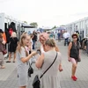 customers visit the temporary shopping centre Marywilska 44 in Warsaw. (Photo: VNA)