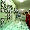 Russian and Vietnamese experts at the oil receiving and exporting control room on the Vietsovpetro – 01 vessel. (Photo: VNA)