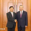 General Secretary of the Communist Party of Vietnam (CPV) Central Committee and State President To Lam (R) shakes hands with General Secretary of the Lao People’s Revolutionary Party (LPRP) Central Committee and President of Laos Thongloun Sisoulith (Photo: VNA)