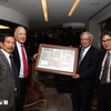 Former General Director of VNA Tran Mai Huong ((second, right) presents a souvenir to General Secretary of the PT Alberto Anaya Gutiérrez. (Photo: VNA)