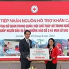 Chinese Ambassador to Vietnam He Wei (L) hands over the donation to VNRC President Bui Thi Hoa at a ceremony in Hanoi on September 23. (Photo: VNA)