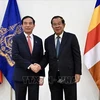 Vietnamese Minister of National Defence General Phan Van Giang (L) shakes hands with President of the Cambodian People's Party (CPP) and President of the Senate Samdech Techo Hun Sen. (Photo: VNA)