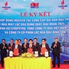 The Vietnam-Russia Joint Venture (Vietsovpetro), the PetroVietnam Oil Corporation (PVOIL) and the Binh Son Refining and Petrochemical Co Ltd (BSR) have signed a principle contract to supply crude oil from Bach Ho field for the Dung Quat oil refinery in the 2024-2027. (Photo: pvoil.com.vn) 