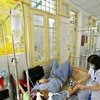 A dengue fever patient is being treated at the Department of Infectious Diseases of the Dong Da General Hospital. (Photo: VNA)