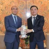 General Director of the Vietnam Oil and Gas Group (Petrovietnam) Le Ngoc Son (right) presents a souvenir to Algerian Ambassador to Vietnam Sofiane Chaib (Photo: petrovietnam.petrotimes.vn)