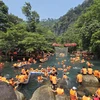 4.30和五一劳动节假期，广平省沫水溪（suối Moọc）等生态旅游区吸引大量游客前来旅游。图自baoquangbinh.vn