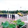 党和国家领导拜谒胡志明主席陵墓。图自越通社