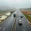 在梅山-45号公路高速公路上同行的车辆。图自Vietnam+