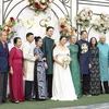 La novia Tran Ngoc Quynh Anh y el novio Guillaume Richard, junto con sus familias en el día de su boda en Dien Bien. (Foto: VOV)