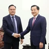 El viceprimer ministro de Vietnam Le Minh Khai y el ministro de Finanzas de Laos, Santiphab Phomevihane (Fuente:VNA)